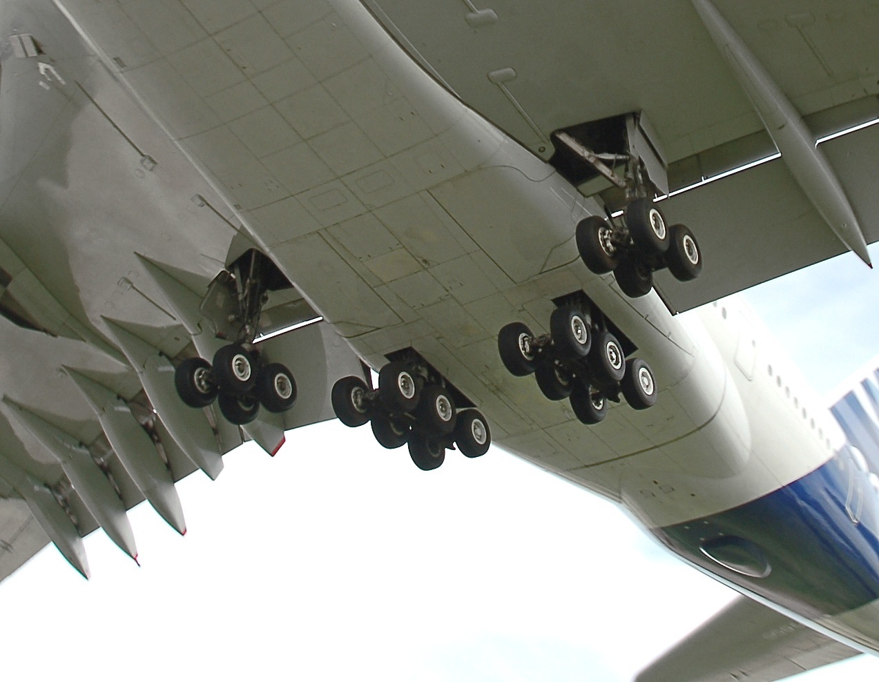 Como o avião ativa o trem de pouso?