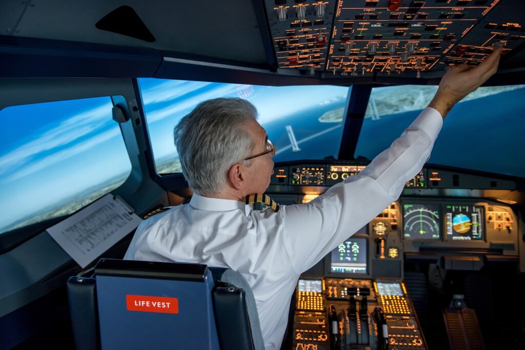 Profissões na aviação: diferenças entre piloto, comissário, mecânico e controlador