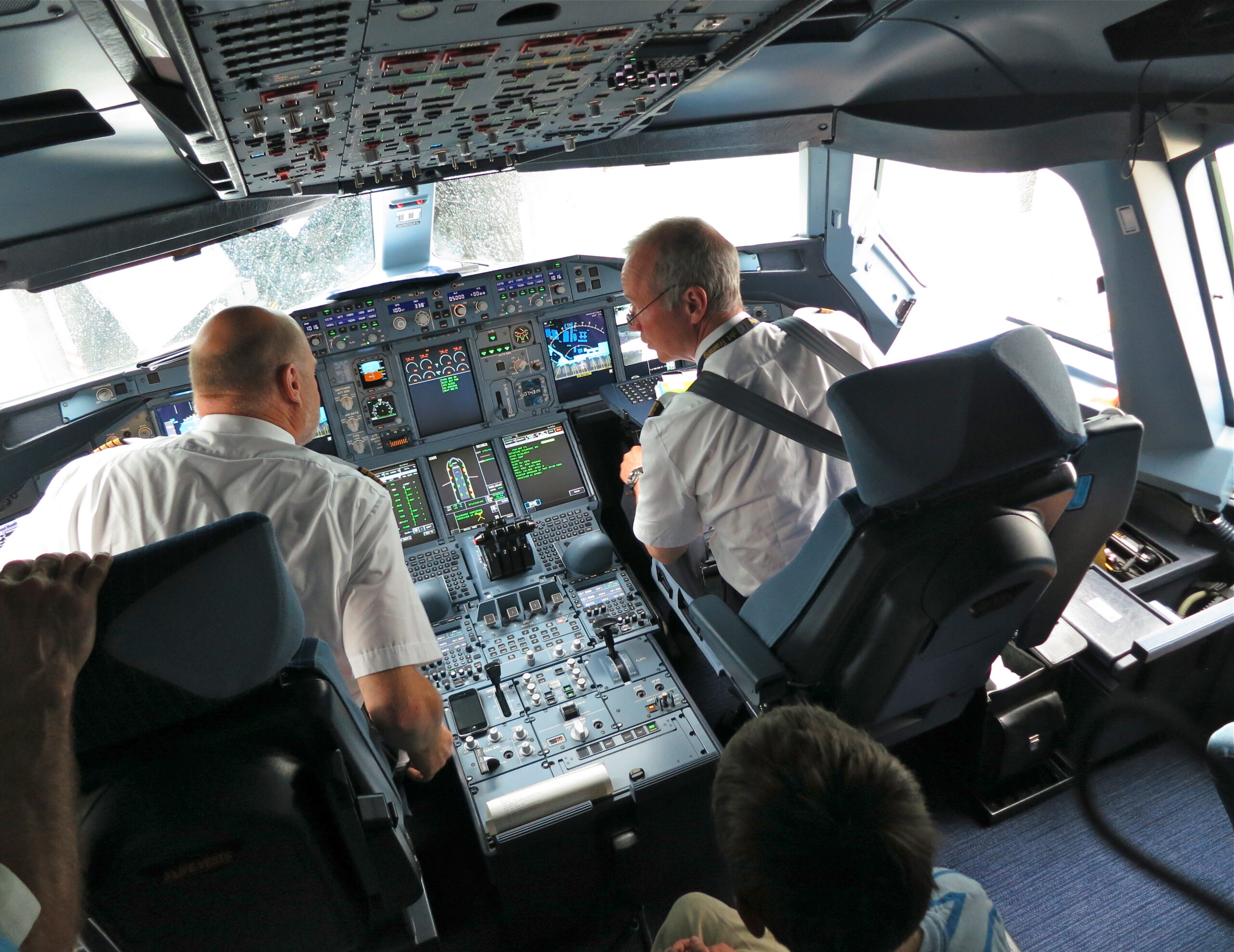 Como é a cabine do piloto em um avião comercial internacional?